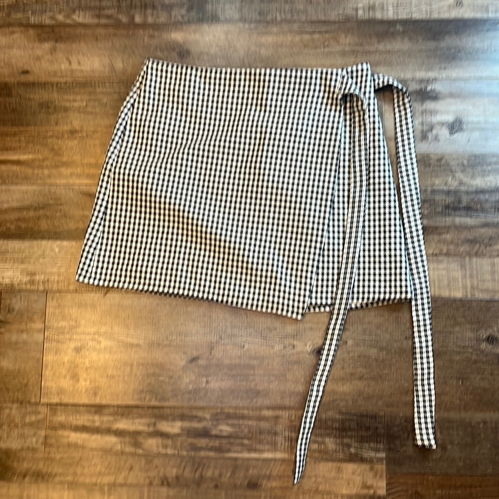 Boohoo Skirt Size 8, Black and White